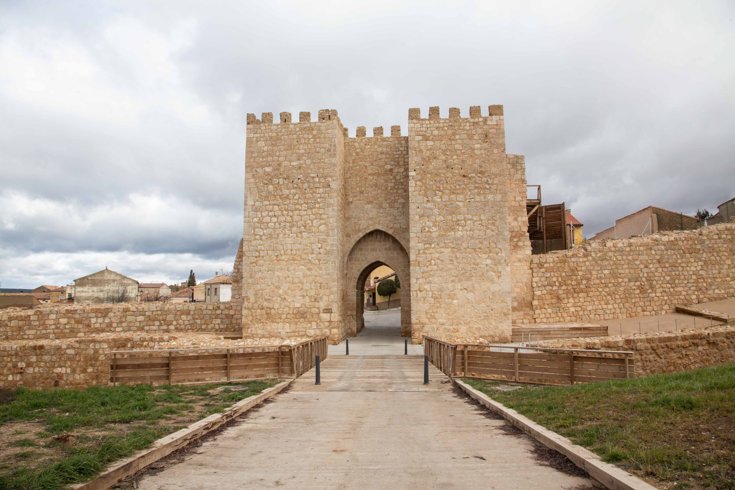 puerta del mercado almazan medieval muralla