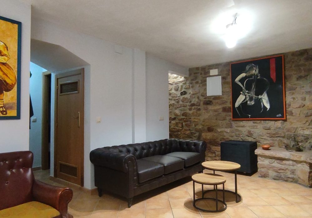 casa rural luna de borobia salon con zarrón y chimenea