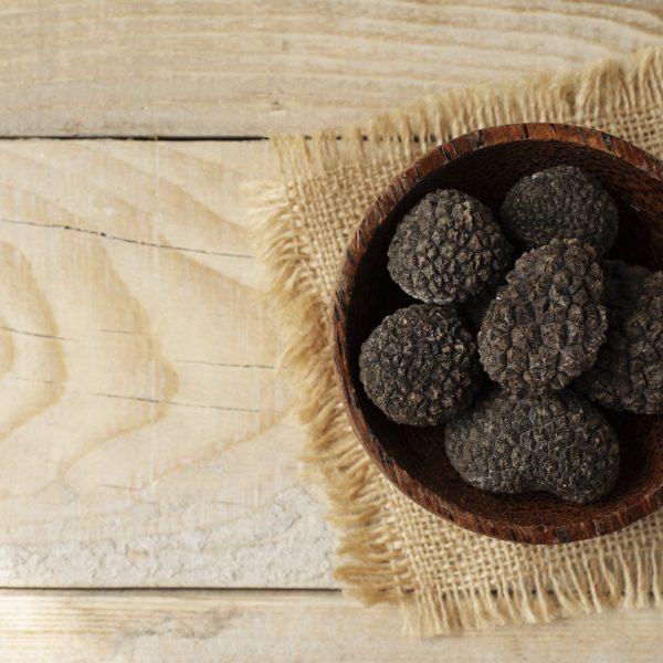 vista-superior-de-trufas-en-un-tazon-bodegon